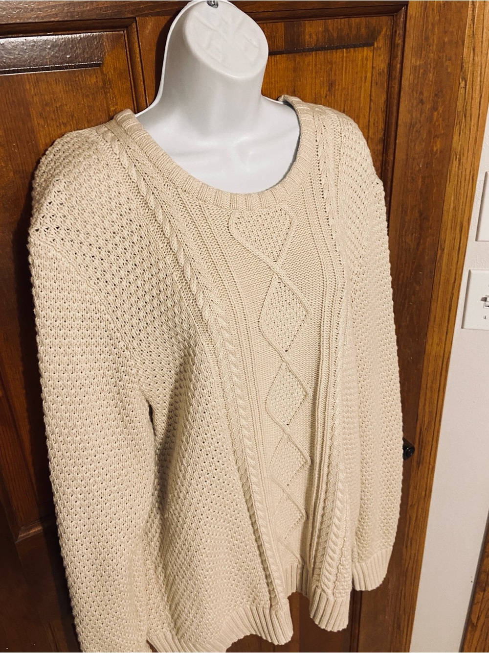 Old Navy Heritage Cable Knit Crewneck Sweater is a women's style Size XL